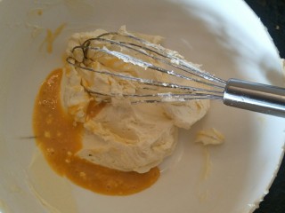 7、舒芙蕾轻乳蛋糕,分次加入蛋黄液。有点黑是因为加入了香草精。