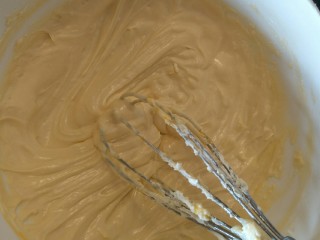 8、舒芙蕾轻乳蛋糕,用蛋抽融合。搅均匀。