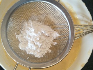 9、舒芙蕾轻乳蛋糕,过筛15克玉米淀粉。