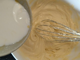 10、舒芙蕾轻乳蛋糕,100克牛奶分两次加入。