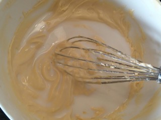 11、舒芙蕾轻乳蛋糕,搅拌,搅拌。