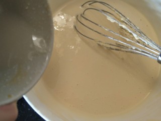 12、舒芙蕾轻乳蛋糕,加入10克柠檬汁。