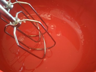 13、舒芙蕾轻乳蛋糕,打发三个蛋白。分次加入70克细砂糖