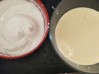 14、舒芙蕾轻乳蛋糕,打到湿性发泡就可以了。