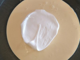 15、舒芙蕾轻乳蛋糕,分次加入芝士糊中。