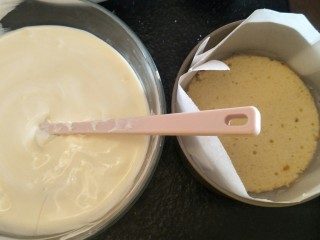 17、舒芙蕾轻乳蛋糕,准备放入六寸模具中。模具准备一张1cm的蛋糕底