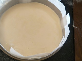 18、舒芙蕾轻乳蛋糕,把芝士糊倒入六寸模具中。