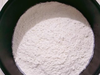 1、白菜肉馅饼,面粉放入盆里