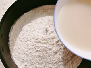 3、白菜肉馅饼,酵母水倒入面粉里