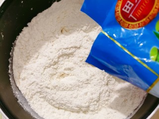 4、白菜肉馅饼,加入一小勺白糖