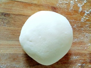 7、白菜肉馅饼,发好的面团放在面板上，揉匀