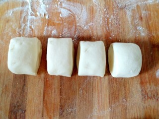 8、白菜肉馅饼,均匀揪成大小剂子