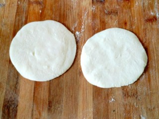 9、白菜肉馅饼,用擀面杖擀成皮