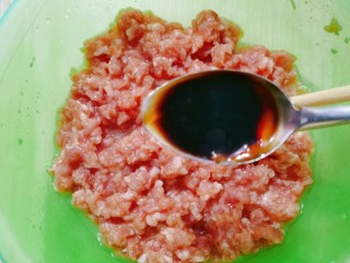 12、白菜肉馅饼,一小勺生抽