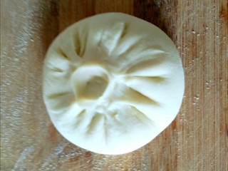 14、白菜肉馅饼,把馅放在面皮，包成包子擀成饼