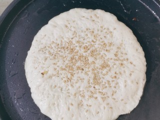 15、白菜肉馅饼,锅烧热，放入食用油，放入馅饼