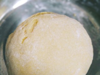 2、红糖酥,柔好的面团盖上盖子，醒发30分钟左右