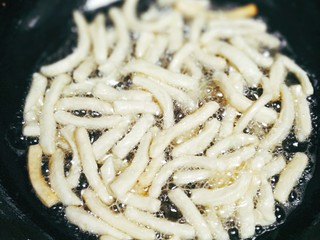 4、红糖酥,食用油上锅加热，入锅油炸