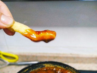 8、红糖酥,拿一根炸好的面条酥粘下红糖，红糖水不会马上滴下来就行了，这时的糖水很浓稠