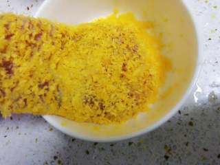 3、猪排饭,再裹上均匀的面包糠～