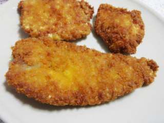 5、猪排饭,将炸好的猪排设成长段备用。