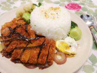 8、猪排饭,再将刚炸好切段的猪排摆在洋葱上并洒上海苔丝，再摆上青菜西兰花。如果再煎一个爱心鸡蛋，就更加完美了！