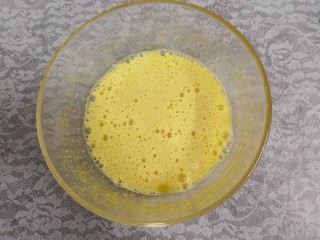2、百香果玛德琳,把鸡蛋和糖放入碗中，搅拌均匀