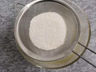 3、百香果玛德琳,把低筋面粉和泡打粉，倒入筛子