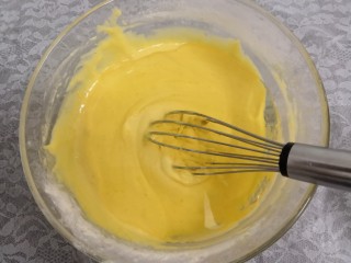 5、百香果玛德琳,搅拌均匀后，倒入玉米油，再次搅拌均匀