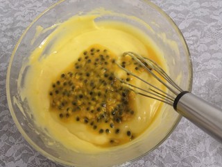 6、百香果玛德琳,最后，把百香果倒入，搅拌均匀