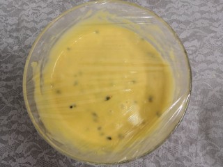 7、百香果玛德琳,搅拌均匀后，包上保鲜膜，放冰箱冷藏1小时