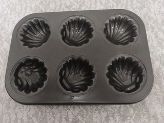8、百香果玛德琳,准备好贝壳模具，里面，刷上一层油