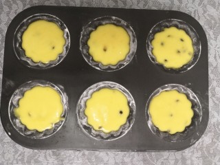 9、百香果玛德琳,把冷藏好的面糊，用勺子，放入模具中，8分满