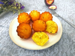 12、百香果玛德琳,脱模盛盘，即可上桌