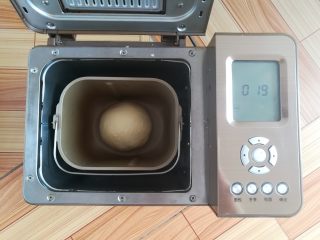 3、黄豆粗粮迷你汉堡,收圆面团，继续发酵20分钟