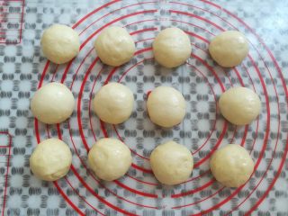 5、黄豆粗粮迷你汉堡,面团取出平均分成12份，排气滚圆，松弛5分钟