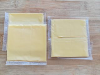 12、黄豆粗粮迷你汉堡,芝士片根据喜好随意切成想要的大小