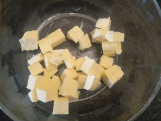 1、抹茶大理石磅蛋糕,室温软化无盐黄油130克。