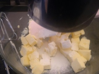 2、抹茶大理石磅蛋糕,加入过筛好的糖粉。120g