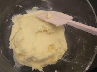 4、抹茶大理石磅蛋糕,混合成这样就可以了。拿出打蛋器打发黄油。