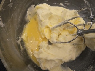 7、抹茶大理石磅蛋糕,开打蛋器低速搅拌至蛋液全部融合，再加第二次。