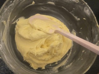 11、抹茶大理石磅蛋糕,用刮刀拌均匀。