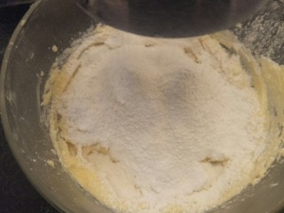 10、抹茶大理石磅蛋糕,过筛120克面粉。