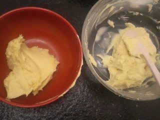 12、抹茶大理石磅蛋糕,分出一半的面糊，没有加抹茶粉的那一份，用刮刀继续搅拌，搅拌至出现光泽。