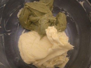 14、抹茶大理石磅蛋糕,把两份面和混合。