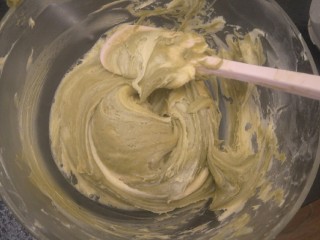 15、抹茶大理石磅蛋糕,混合一下就行了，不要混合的太均匀，不然就没有大理石的花纹了。