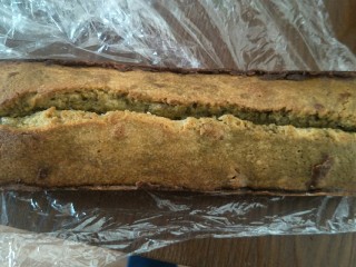 21、抹茶大理石磅蛋糕,等冷却后。包上保鲜膜。放入冰箱冷藏三天后，三天后是反油的日子，此时食用口感更佳。