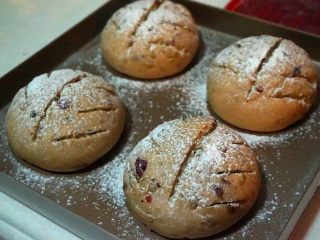 11、栗子软欧,再次发酵膨胀到1.5倍大的样子，用刀割出纹路，在表面筛上一层面粉