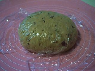 9、栗子软欧,揉团用保鲜膜包上松驰15分钟