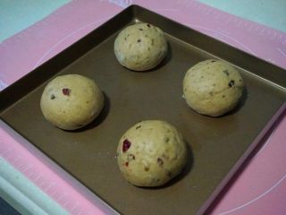 10、栗子软欧,把面团分成同等重量，稍滚圆放入烤盘